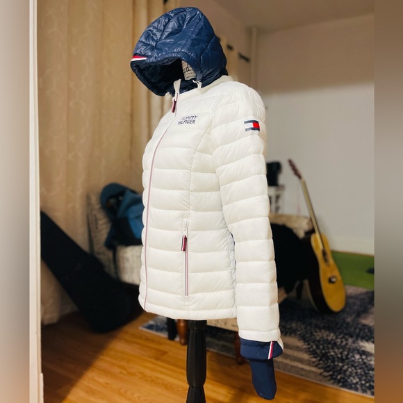 Like New Women Size Small Tommy Hilfiger Packable Hooded Puffer Jacket In white - Picture 8 of 16